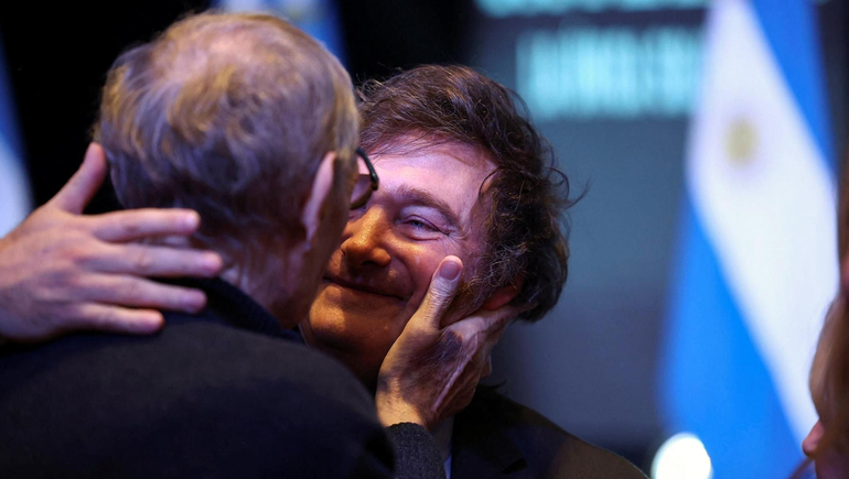 Norberto (izq) y Alicia (der) saludan a su hijo, el presidente electo Javier Milei el 19 de noviembre de 2023 Norberto (izq) y Alicia (der) saludan a su hijo, el presidente electo Javier Milei el 19 de noviembre de 2023