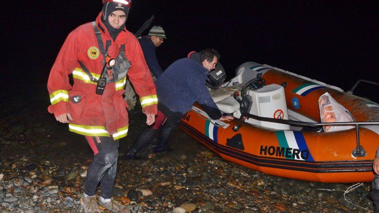Bomberos rescataron a dos pescadores que quedaron varados en una isla del río Limay.