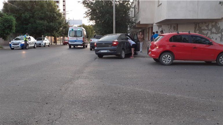 Chocan dos vehículos en el Bajo y uno casi termina contra un departamento