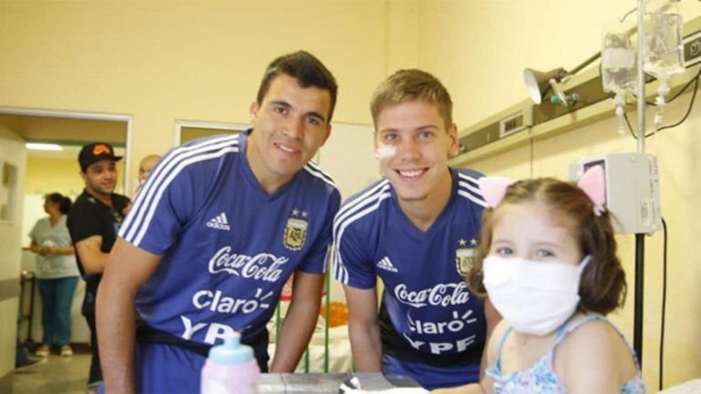 El Huevo y sus compañeros de Selección, solidarios con niños de un hospital de Córdoba