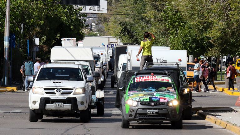 Video: gritos, insultos y agresión a rodanteros en la puerta de la Legislatura