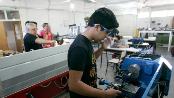En los 90, la escuela no tenía inversión en los talleres. Pero con los años se fue modernizando y hoy salen chicos preparados para un mundo laboral exigente, en el petróleo o la construcción.