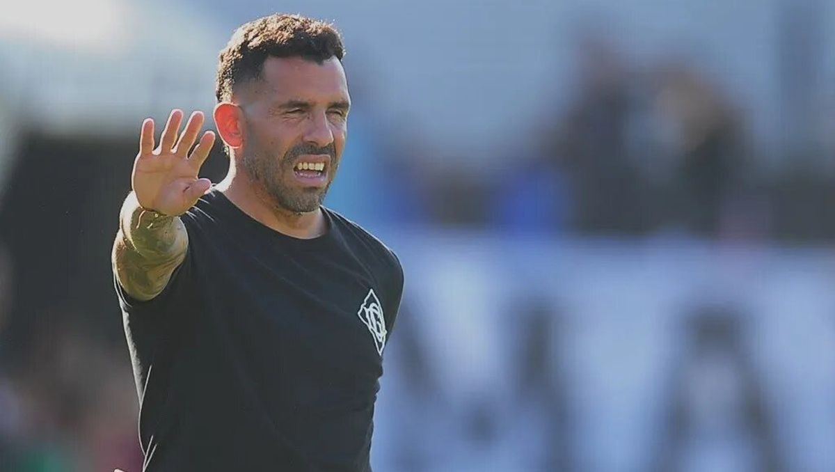 Carlos Tevez fue criticado por los hinchas de Laferrere en el partido con Independiente.