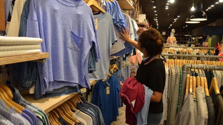 Según los comerciantes,  el consumo viene en baja