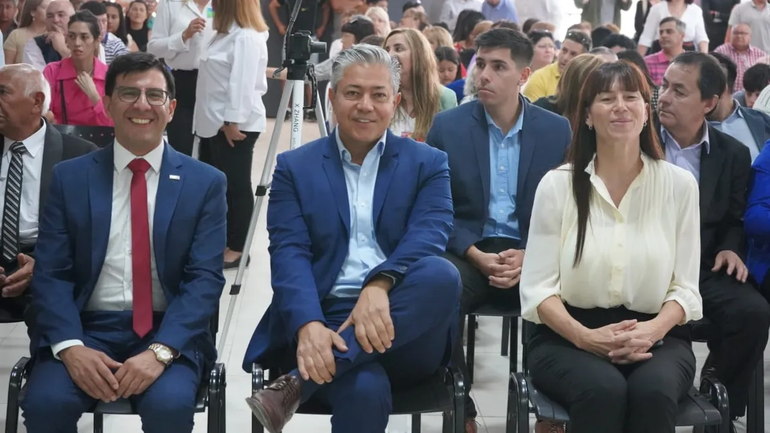 Rolando Figueroa junto a Julieta Corroza y Lucas Páez en Senillosa.
