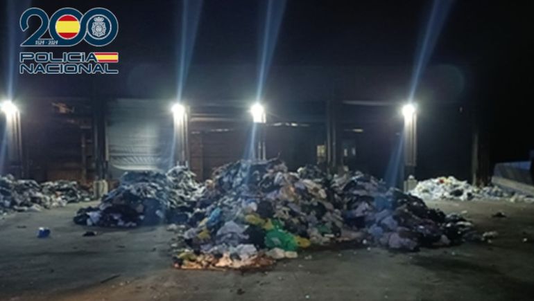  La mujer admitió que introdujo el bebé en una bolsa de basura y lo arrojó un contenedor.