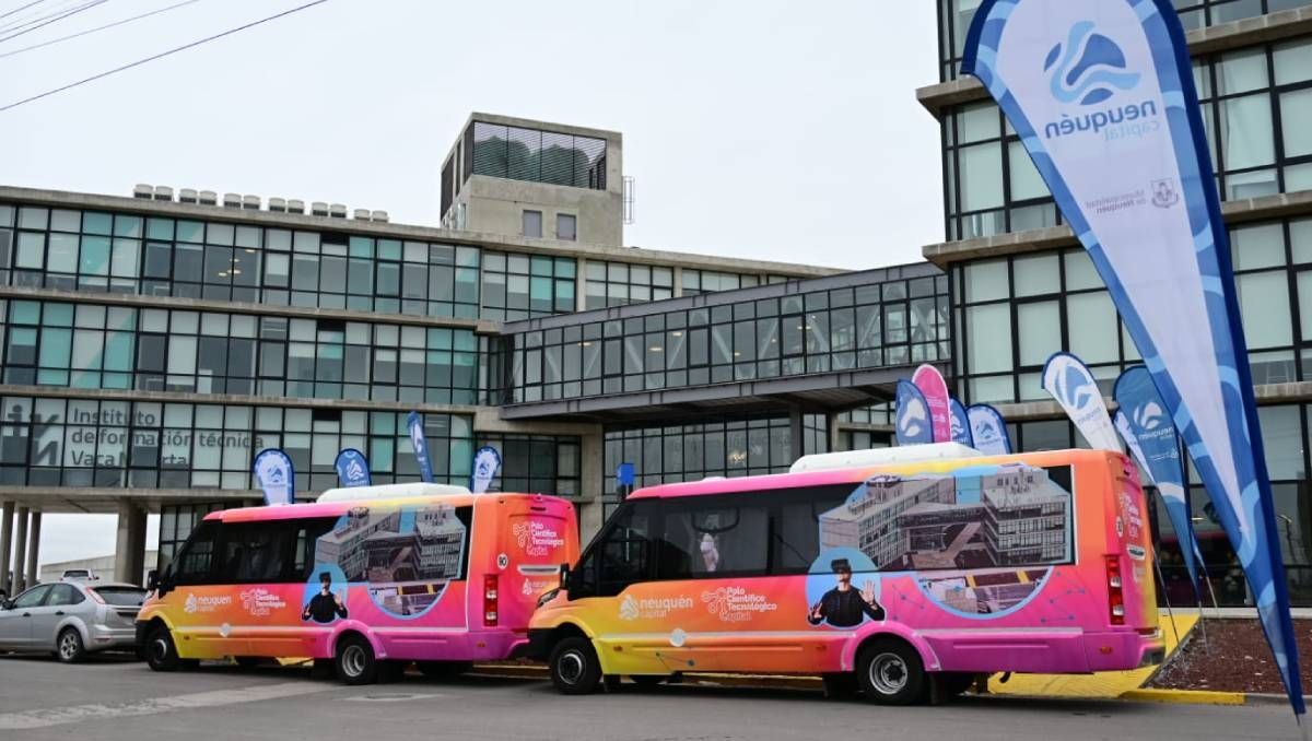 La Municipalidad de Neuquén  presentó nuevos buses destinados al traslado de estudiantes secundarios al Polo Científico Tecnológico﻿.