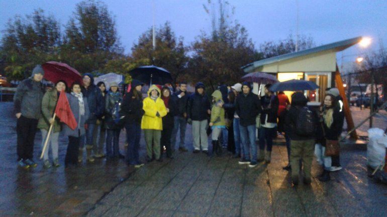 Docentes toman el CPE para reclamar por la movilidad