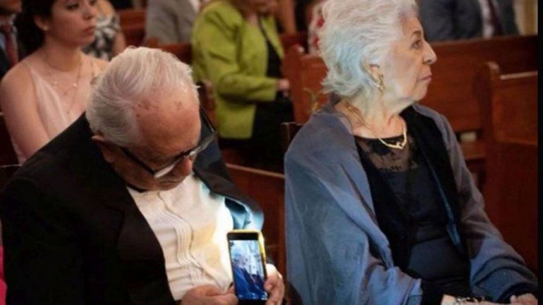 La tierna imagen de una pareja de 80 años que se volvió viral
