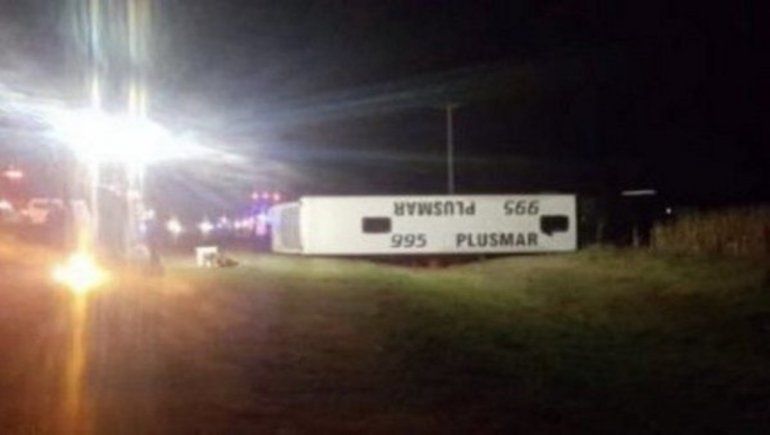Volcó un micro en la Ruta 2: hay dos muertos y más de 40 heridos