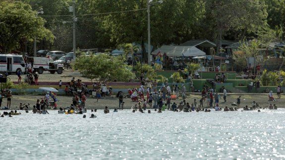 Nicaragua y su rebelión contra la pandemia: salen de fiesta y llenan las playas de gente