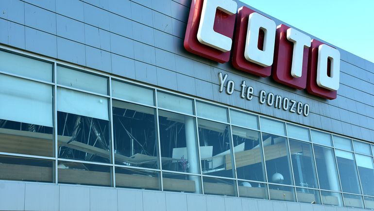 ¿Cómo siguen los trabajadores golpeados tras la caída del cielorraso de Coto?
