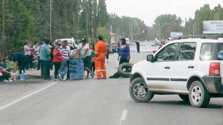 Conflicto sin fin: municipales de Centenario volvieron a cortar la Ruta 7.&nbsp;