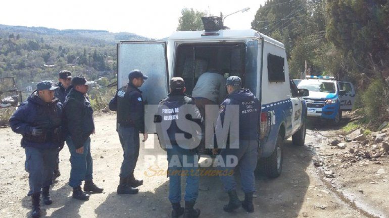 Bizarro allanamiento: se sacaron una selfie con sus plantas de marihuana secuestradas