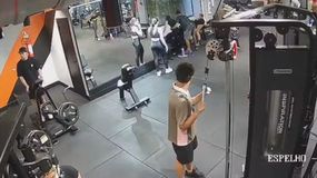 Una joven queda atrapada bajo 180 kilos y se fractura las rodillas en un gimnasio de Brasil. | LM Neuquen Una joven queda atrapada bajo 180 kilos y se fractura las rodillas en un gimnasio de Brasil.