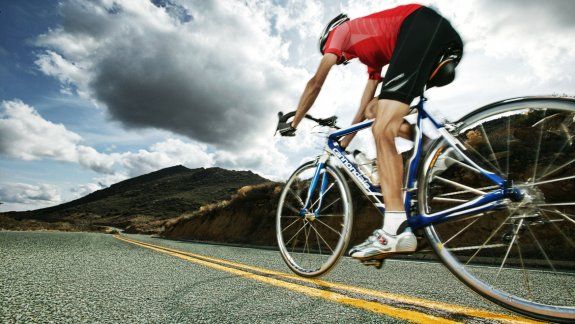 Salir a andar en bicicleta puede ser desde un paseo social hasta un momento de entrenamiento físico. Es muy aeróbico, bueno para las articulaciones y mejora la calidad del sueño. Completito.