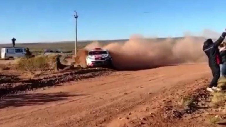 ¡Se salvó de milagro! La imprudencia del público puso en riesgo el rally en la Comarca