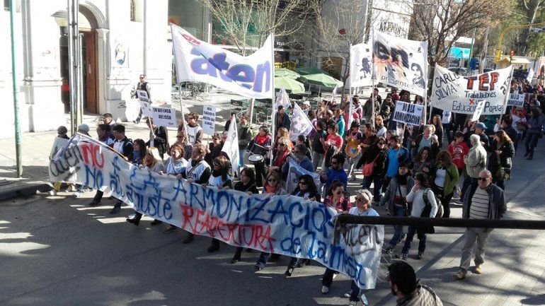 Los docentes marchan por el centro de Neuquén: aseguran que el acatamiento al paro fue casi total
