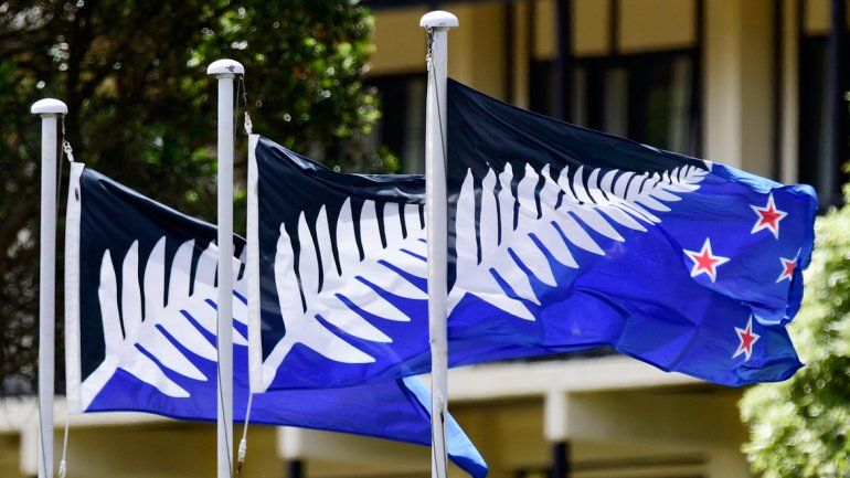 La de arriba es la actual bandera. La de abajo podría ser la nueva.