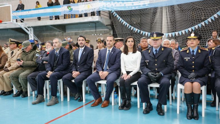 El día de la bandera se celebró en el gimnasio Javier Carriqueo de San Martín de los Andes. El día de la bandera se celebró en el gimnasio Javier Carriqueo de San Martín de los Andes.