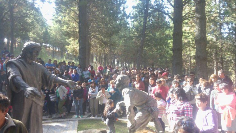 El parque temático se encuentra ubicado entre la Ruta 40 y un pequeño cerro.