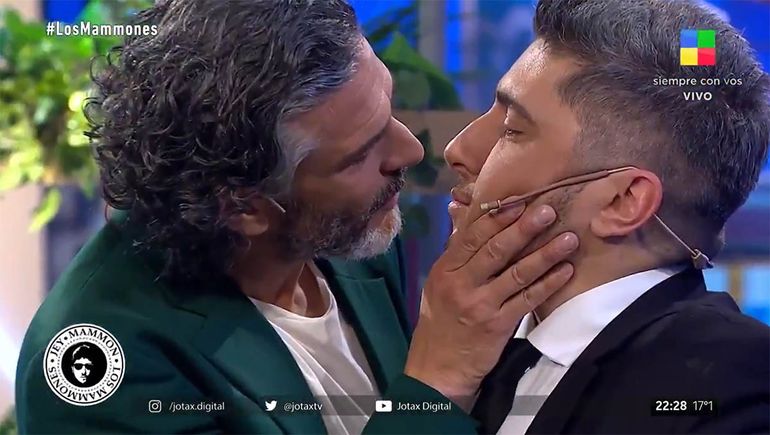 Se picó en Los Mammones: el beso entre Jey y Leo Sbaraglia