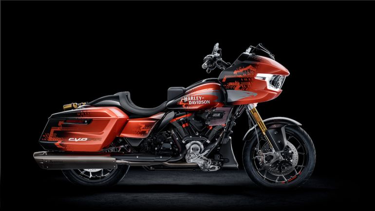 La Harley-Davidson CVO Road Glide RR fue lanzada para ser un emblema entre las custom. La Harley-Davidson CVO Road Glide RR fue lanzada para ser un emblema entre las custom.