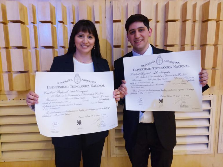 Tía y sobrino: fueron juntos a la facultad y ahora festejan su título en el Norte neuquino