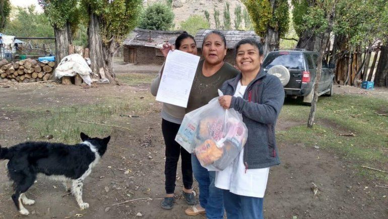 Docentes rurales entregan tareas en parajes durante la cuarentena