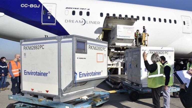 Llegan 800 mil dosis de AstraZeneca donadas por España