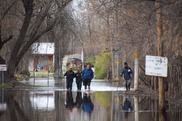 En junio d 2023, así estaba la zona de Isla El Porvenir en Centenario. Hoy el agua bajó, pero siguieron los problemas. Los vecinos quedaron en su momento desconectados de la ciudad. En junio d 2023, así estaba la zona de Isla El Porvenir en Centenario. Hoy el agua bajó, pero siguieron los problemas. Los vecinos quedaron en su momento desconectados de la ciudad.