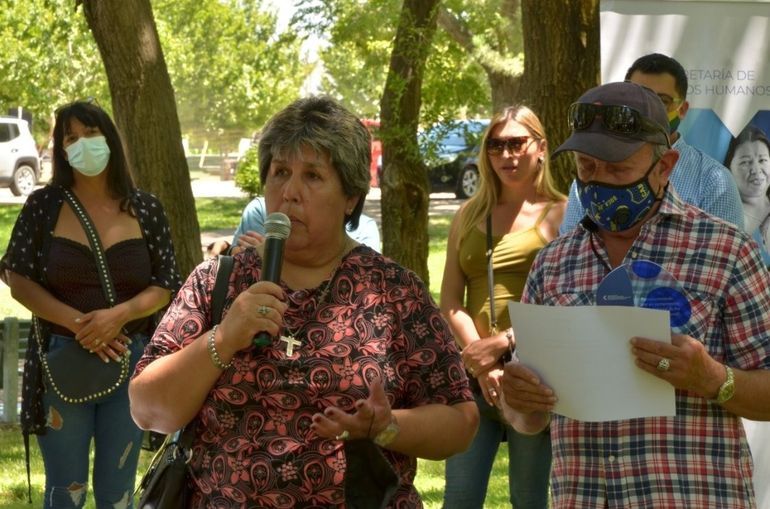 María de los Ángeles Gallardo recibió el 10 de diciembre un reconocimiento por su compromiso con la defensa y promoción de los derechos humanos otorgado por la Subsecretaría de Derechos Humanos, Diversidad y Pluralismo Cultural de la Municipalidad de Neuquén.