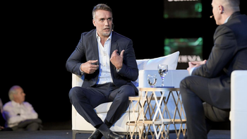 el desgarrador video en el que batistuta se emociona al repasar su carrera el desgarrador video en el que batistuta se emociona al repasar su carrera