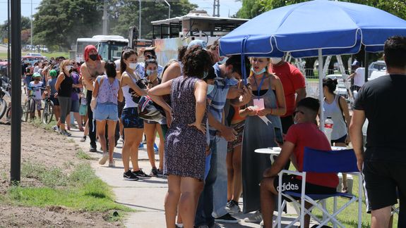 Fiesta de la Confluencia: furor entre los neuquinos para retirar las pulseras