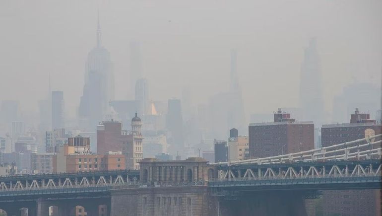 La ciudad de Nueva York, totalmente envuelta por el humo de los incendios canadienses. La ciudad de Nueva York, totalmente envuelta por el humo de los incendios canadienses.