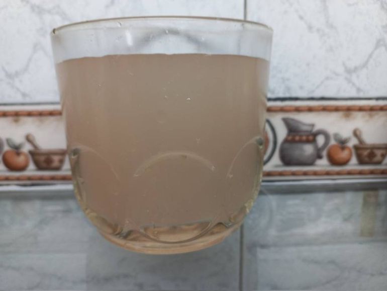 Vecinos de Neuquén denuncian agua turbia en sus casas