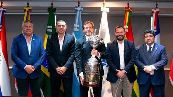 Riquelme participó de una reunión por la organización de la final entre Boca y Fluminense. Riquelme participó de una reunión por la organización de la final entre Boca y Fluminense.