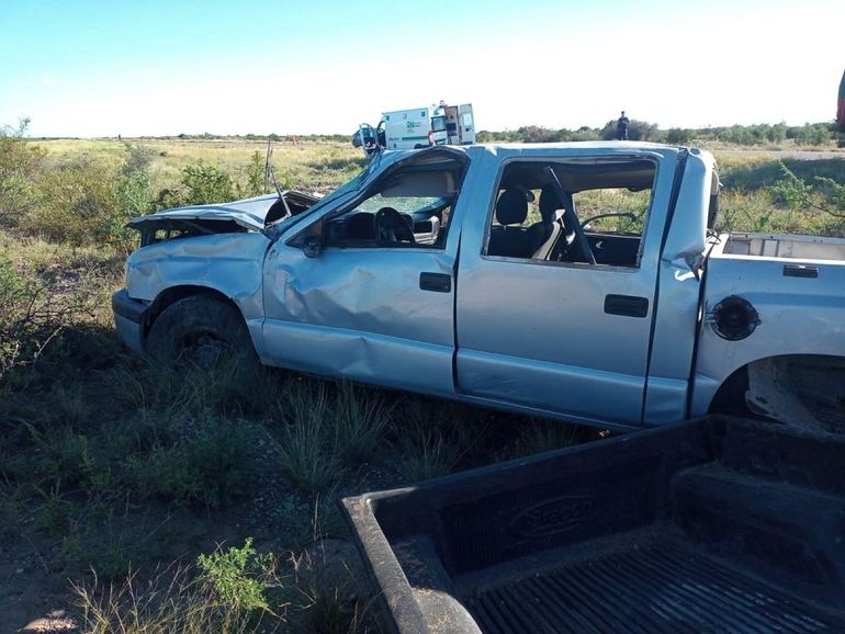 Tragedia en la Ruta 251: una pareja murió y los menores están internados tras volcar en Conesa