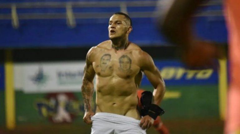 Escándalo por el festejo de un argentino que casi se desnuda