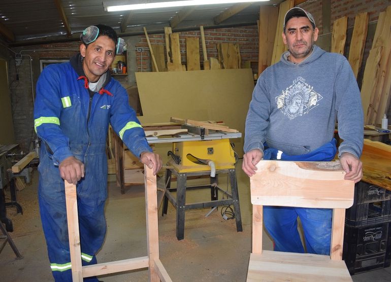 Gustavo Pichun y Rodrigo Rivera. Se conocieron en un curso y hoy son amigos y salen adelante con un emprendimiento de madera en Zapala.