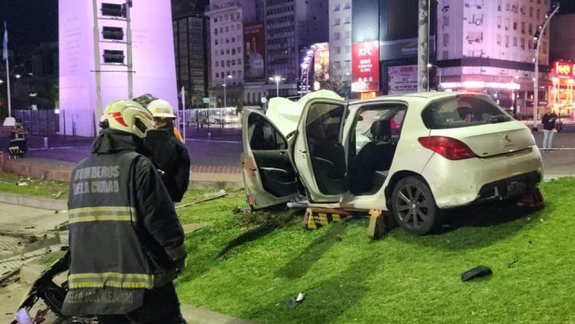 Tremendo video: borracho casi termina chocando contra el Obelisco