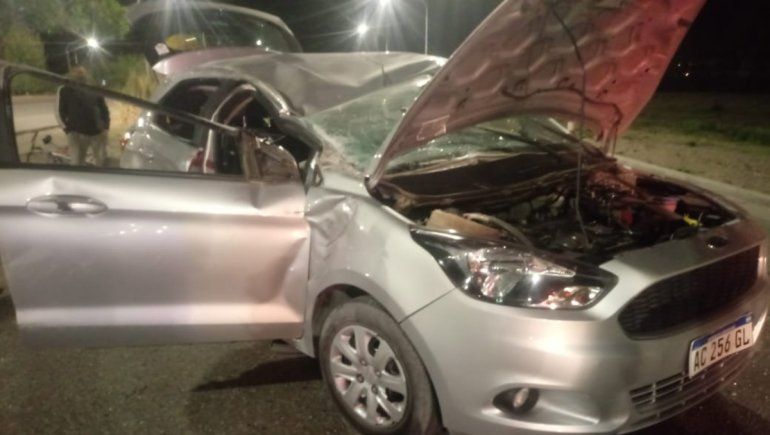 Dos adultos y un nene resultaron heridos tras un choque y un vuelco en la ex Ruta 22, en Plottier.