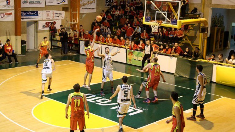 Español sacó ventaja y hoy puede ser campeón ante su gente.