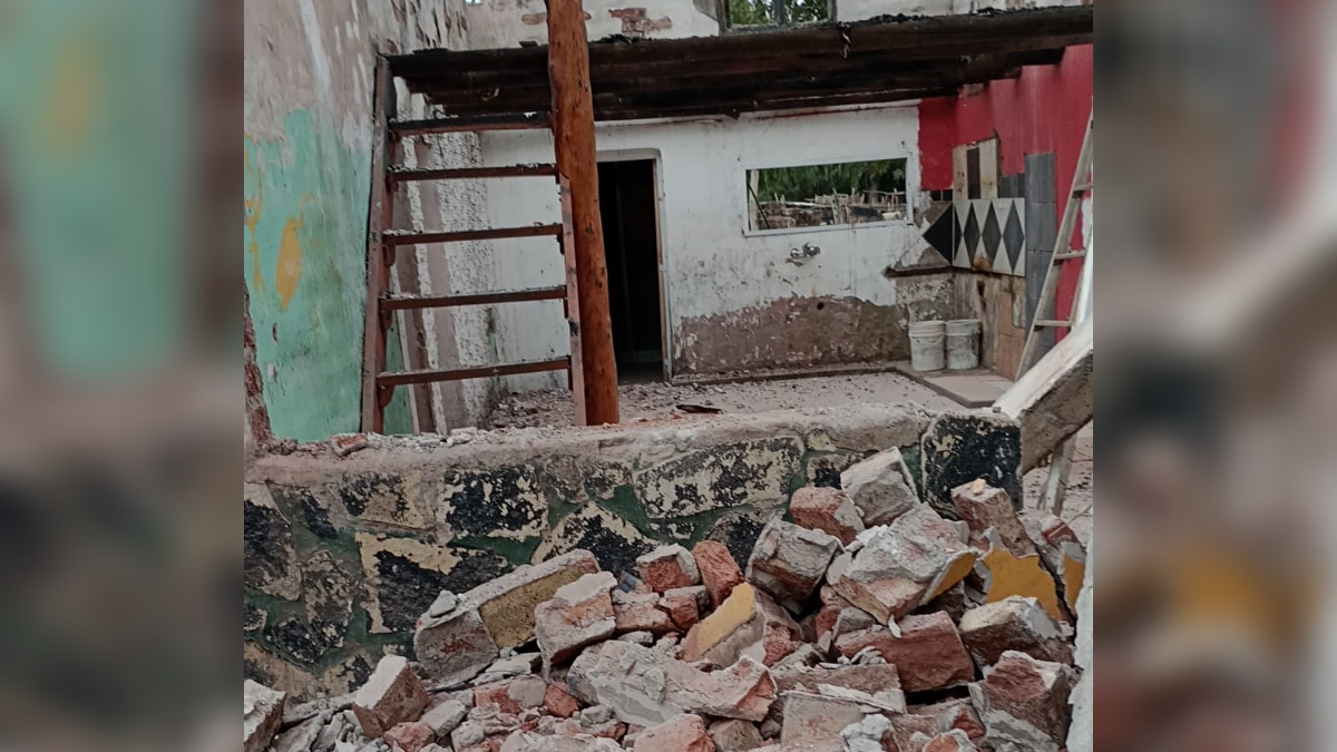 Voraz incendio en Cipolletti destruye una casa con 4 niños dentro thumbnail
