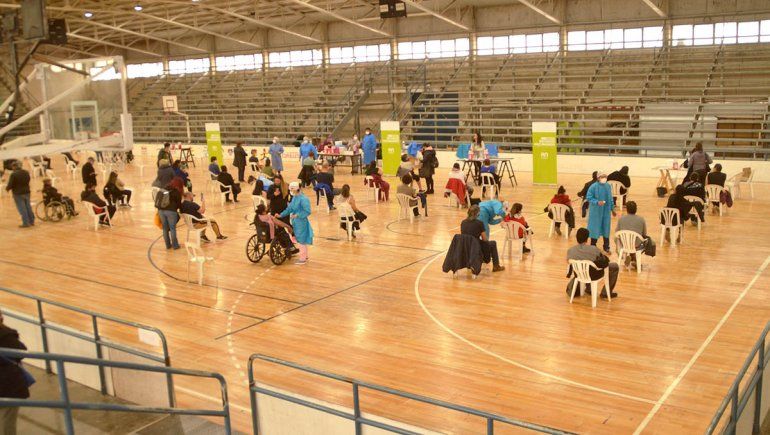 Cipolletti: vacunan sin turno a los que no recibieron la segunda dosis