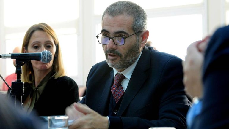 El ministro de Turismo Gustavo Fernández Capiet, exponiendo en la Legislatura. El ministro de Turismo Gustavo Fernández Capiet, exponiendo en la Legislatura.