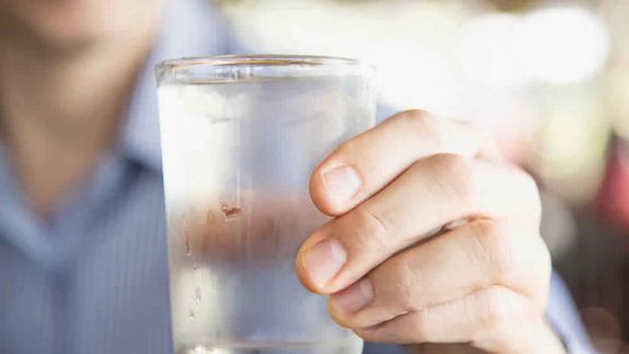 No son 2 litros: cuánta agua hay que tomar en el día según los especialistas