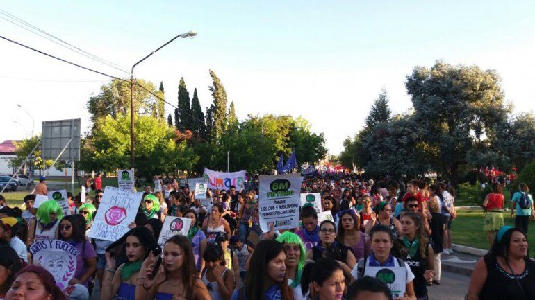 Una multitud participó de la marcha del #8M