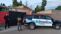 El allanamiento en el punto de venta de drogas de Cutral Co. El allanamiento en el punto de venta de drogas de Cutral Co.