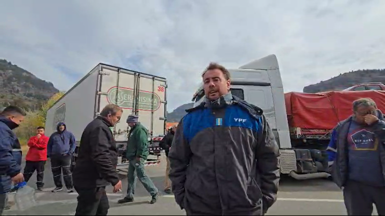 Aproximadamente 35 camiones se encuentran varados. Fuente: captura de pantalla, Vaca Muerta News Aproximadamente 35 camiones se encuentran varados. Fuente: captura de pantalla, Vaca Muerta News